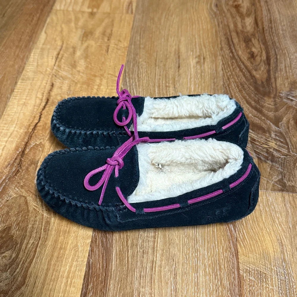 UGG Little Girl's Dakota Moccasin/Loafer Style Slippers (Size: 1Y) EUC